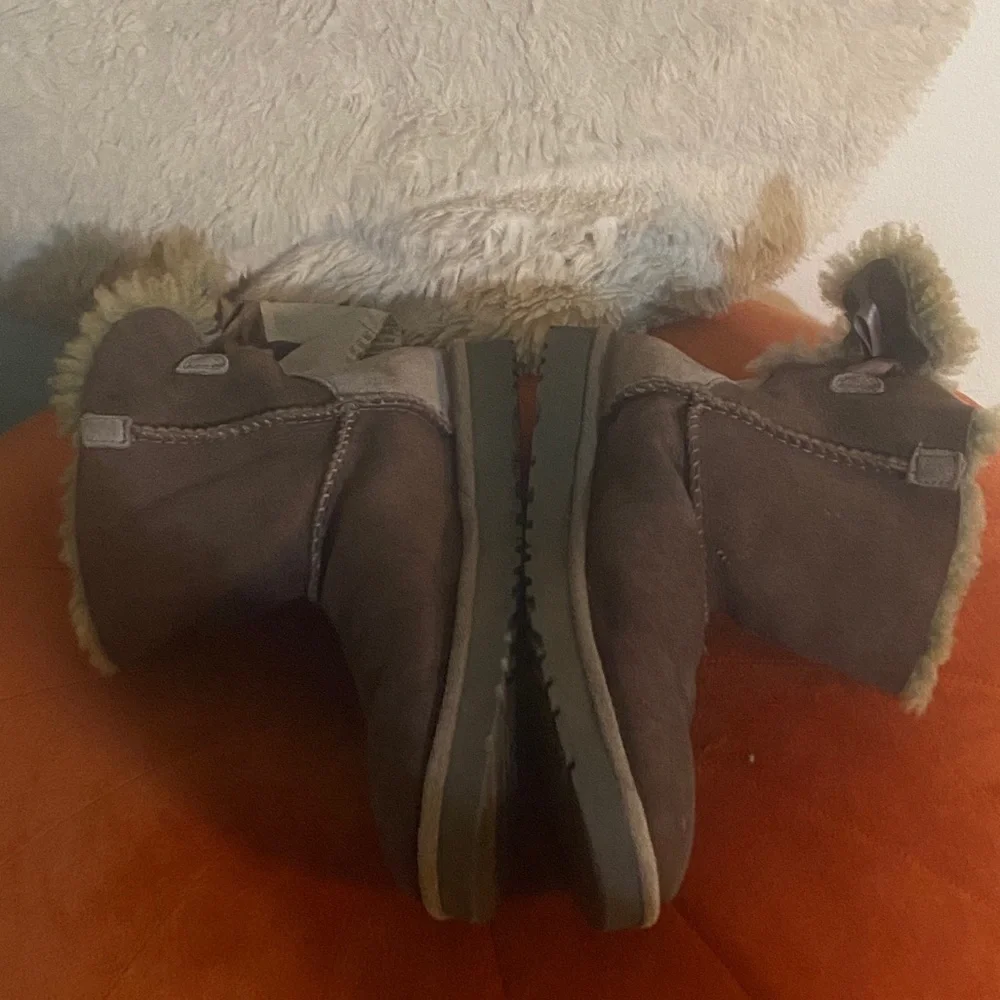 UGG Mini Bailey Bow two tone grey and brown, small flaw on right boot - Picture 9 of 13